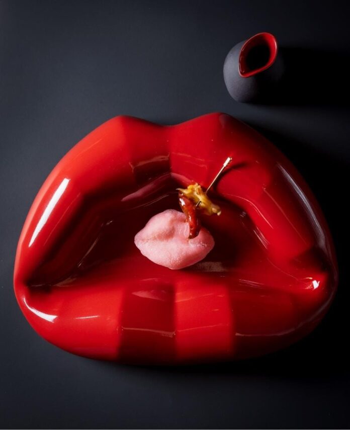 beso “El beso”, mochi de camarón con almeja chocolate