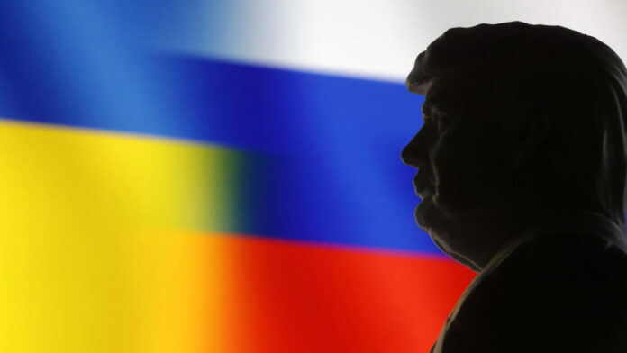 Trump presiona a Ucrania para acceder a minerales clave como litio Trump presiona a Ucrania para acceder a minerales clave como litio "Quiero enfatizar que ciertamente tenemos muchos más de esos recursos que Ucrania", declaró el presidente Vladimir Putin. "Rusia es uno de los líderes en lo que respecta a las reservas de metales raros. Por cierto, en cuanto a los nuevos territorios, también estamos dispuestos a atraer socios extranjeros, ya que allí existen ciertas reservas". Asimismo, Putin señaló que Rusia está dispuesta a vender "alrededor de 2 millones de toneladas" de aluminio al mercado estadounidense, pero solo si Estados Unidos levanta las sanciones que actualmente restringen la importación de metales rusos. Por otro lado, los minerales de tierras raras han cobrado relevancia en las negociaciones internacionales luego de que el expresidente Donald Trump exigiera acceso a cerca de la mitad de los recursos minerales de Ucrania como condición para otorgar más ayuda militar a Kyiv. El acuerdo original en torno a estos minerales tenía como objetivo compensar a Estados Unidos por la ayuda proporcionada previamente a Ucrania. Según diversas fuentes, el documento detallaba en más de una docena de páginas los recursos naturales que formarían parte del acuerdo. El presidente ucraniano Volodimir Zelensky confirmó el miércoles que el contrato establecía que Estados Unidos poseería o recibiría ingresos del 50% de la minería de minerales de tierras raras y otros recursos naturales de Ucrania. Sin embargo, aclaró que la compensación correspondía a la asistencia pasada de EE.UU., y no a futuros apoyos militares. Durante la Conferencia de Seguridad de Múnich, celebrada el fin de semana pasado, Zelensky reveló que no permitió que ninguno de sus ministros firmara el borrador inicial del acuerdo. "El acuerdo no está diseñado para protegernos a nosotros ni a nuestros intereses", declaró ante la prensa, argumentando que el documento no ofrecía garantías de seguridad para Ucrania. No obstante, Zelensky no ha descartado completamente un acuerdo y busca utilizar los recursos naturales de Ucrania como herramienta de negociación para obtener las garantías de seguridad que su país necesita en el escenario postconflicto. El borrador inicial podría servir como base para futuras negociaciones.