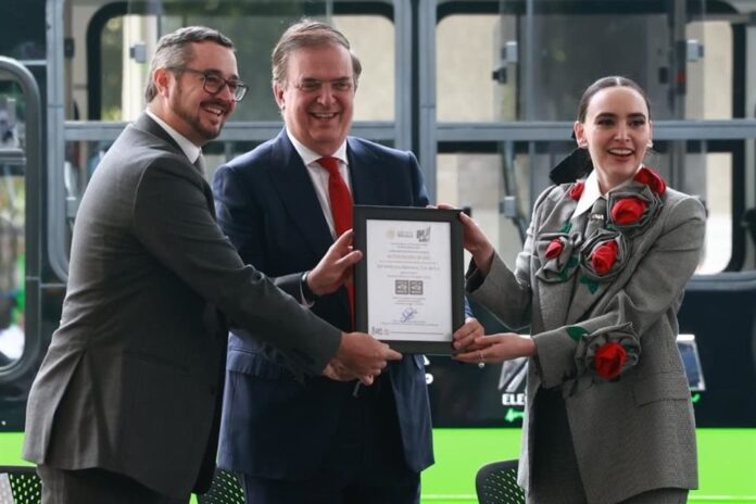 Colaboración entre Megaflux y DINA, de Altagracia Gómez, da vida a Taruk, primer autobús eléctrico reconocido con el distintivo Hecho en México Colaboración entre Megaflux y DINA, de Altagracia Gómez, da vida a Taruk, primer autobús eléctrico reconocido con el distintivo Hecho en México