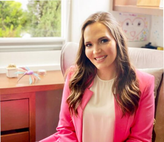 Resolver el tema de la obesidad infantil en México demanda una estrategia integral que incluya educación en nutrición, acceso a alimentos saludables y una mejora significativa en la infraestructura escolar, escribe Carla Rivadeneyra, psicóloga clínica.