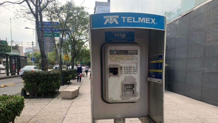 Conectados al pasado: Telmex no puede quitar los teléfono públicos de las calles Conectados al pasado: Telmex no puede quitar los teléfono públicos de las calles