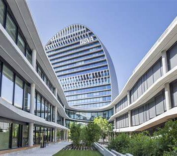 BBVA Europa es uno de ellos. Con más de 11 mil licencias activas, 3 mil GPTs internos creados por empleados y un 83% de uso diario, su despliegue de ChatGPT Enterprise es, en efecto, impresionante.