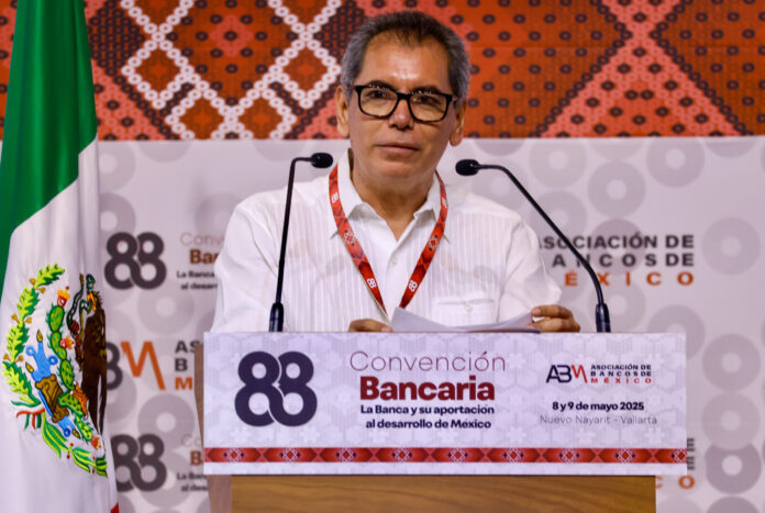 Economía sólida y finanzas públicas saludables, dice a banqueros Secretario de Hacienda, Édgar Amador Economía sólida y finanzas públicas saludables, dice a banqueros Secretario de Hacienda, Édgar Amador