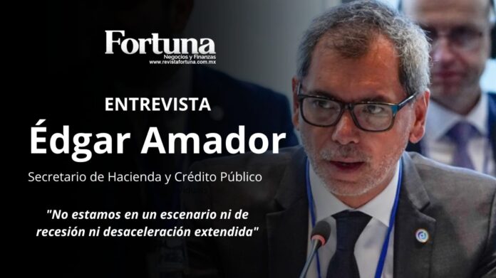 A partir de las variables que han marcado el desempeño de la economía durante los últimos años, el titular de la Secretaría de Hacienda y Crédito Público, Édgar Amador, asegura que el país no enfrenta un escenario ni de recesión ni desaceleración. Destaca, además, que el consumo en la economía nacional se desarrolla sobre bases muy sólidas. Para el funcionario, la demanda externa se verá fortalecida ante la definición de las relaciones comerciales de Estados Unidos, con lo que México tendrá una posición muy ventajosa porque el comercio es, al final, una definición de precios relativos. A partir de las variables que han marcado el desempeño de la economía durante los últimos años, el titular de la Secretaría de Hacienda y Crédito Público, Édgar Amador, asegura que el país no enfrenta un escenario ni de recesión ni desaceleración. Destaca, además, que el consumo en la economía nacional se desarrolla sobre bases muy sólidas. Para el funcionario, la demanda externa se verá fortalecida ante la definición de las relaciones comerciales de Estados Unidos, con lo que México tendrá una posición muy ventajosa porque el comercio es, al final, una definición de precios relativos.
