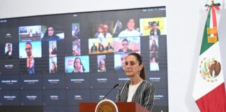 la presidenta se vio obligada a modificar el formato de su conferencia matutina, ante el cerco de maestros que bloquearon los accesos al Palacio Nacional.