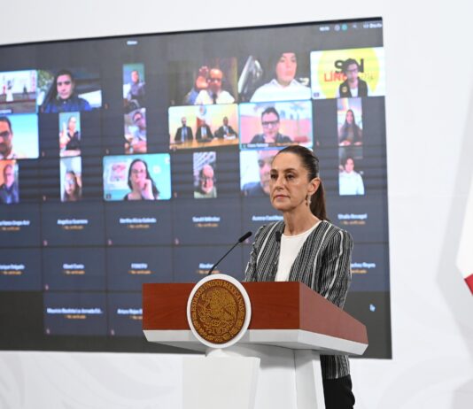 la presidenta se vio obligada a modificar el formato de su conferencia matutina, ante el cerco de maestros que bloquearon los accesos al Palacio Nacional.