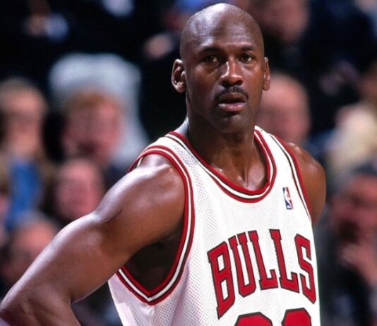 En el baloncesto, Michael Jordan cambió para siempre las reglas del juego. Más allá de su salario con los Chicago Bulls, lo que realmente multiplicó su fortuna fue su contrato con Nike, que convirtió las zapatillas deportivas en un símbolo de estatus global. Jordan fue, hacia finales de los 90, el deportista mejor pagado del mundo gracias a un modelo que combinaba el éxito en la cancha con una estrategia comercial que sentó precedentes en la industria deportiva.
