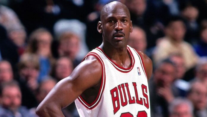 En el baloncesto, Michael Jordan cambió para siempre las reglas del juego. Más allá de su salario con los Chicago Bulls, lo que realmente multiplicó su fortuna fue su contrato con Nike, que convirtió las zapatillas deportivas en un símbolo de estatus global. Jordan fue, hacia finales de los 90, el deportista mejor pagado del mundo gracias a un modelo que combinaba el éxito en la cancha con una estrategia comercial que sentó precedentes en la industria deportiva. En el baloncesto, Michael Jordan cambió para siempre las reglas del juego. Más allá de su salario con los Chicago Bulls, lo que realmente multiplicó su fortuna fue su contrato con Nike, que convirtió las zapatillas deportivas en un símbolo de estatus global. Jordan fue, hacia finales de los 90, el deportista mejor pagado del mundo gracias a un modelo que combinaba el éxito en la cancha con una estrategia comercial que sentó precedentes en la industria deportiva.