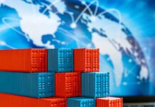 n las tensiones comerciales entre México y Estados Unidos los aranceles al acero, aluminio, automóviles, autopartes y otros productos ocupan un lugar central en la conversación pública.  No solo generan impactos económicos, sino también dilemas de comunicación para las empresas. ¿Qué decir, cuándo y cómo? ¿Conviene guardar silencio o es momento de fijar postura? La incertidumbre de las decisiones gubernamentales afecta más que los balances contables: sacude la percepción pública, altera las relaciones con proveedores y clientes, y pone a prueba la capacidad de las empresas para sostener el rumbo en medio de la turbulencia. La comunicación es una herramienta estratégica para gestionar crisis —o incluso, para convertirlas en oportunidades y evitar un daño reputacional. El silencio puede ser acción Cuando la presión externa aún no se manifiesta —es decir, cuando el tema circula en círculos políticos o en medios económicos especializados, pero no ha llegado a los clientes, socios o empleados— lo prudente puede ser no hacer declaraciones públicas. Pero el silencio no implica pasividad. En estos casos, conviene preparar mensajes internos claros en caso de que se requiera una vocería rápida, contar con un documento de preguntas y respuestas listo para activarse, y establecer un monitoreo riguroso de medios y redes. Observar lo que comunican otras empresas, cámaras industriales o actores binacionales permite anticiparse a posibles escenarios. Y si el debate escala y la organización no dice nada, el silencio podría interpretarse como falta de liderazgo o desconexión con la realidad. En contextos volátiles, es clave tener principios claros: si la empresa prioriza, por ejemplo, el cumplimiento a clientes sobre los márgenes de corto plazo, ese criterio debe guiar también su narrativa. La coherencia entre lo que se hace y lo que se comunica fortalece la credibilidad institucional. Cuando la conversación ya tocó la puerta El escenario cambia cuando el tema ya genera preguntas entre clientes, notas en medios especializados o incertidumbre dentro del propio equipo. Aquí, lo recomendable es emitir mensajes breves, sin alarmismo, que transmitan vigilancia, preparación y compromiso. Una frase funcional podría ser: “Estamos atentos al diálogo entre autoridades. Nuestras operaciones continúan con normalidad. Tenemos escenarios preparados en caso de cambios y estamos en contacto con nuestros socios estratégicos”. Esta fórmula permite comunicar sin sobrerreaccionar ni politizar. Informa sin especular, proyecta orden y calma, y sostiene la continuidad del negocio. Se trata de generar confianza, incluso cuando el panorama no está del todo claro. Un ejemplo reciente es el de Etsy, la plataforma de comercio electrónico, cuyo CEO, Josh Silverman, aprovechó el contexto arancelario en EE. UU. para reforzar la identidad de su comunidad de vendedores. En lugar de victimizarse, enfocó el mensaje en la resiliencia y autosuficiencia de su plataforma. Subrayó que el 89% de sus vendedores son negocios unipersonales con operaciones locales, menos expuestos a las disrupciones globales. Así, convirtió la coyuntura en una oportunidad para fortalecer su narrativa institucional. Ni víctima, ni héroe: el tono importa No solo importa lo que se dice, sino cómo se dice. Las empresas que han salido fortalecidas de contextos difíciles suelen optar por un tono técnico, mesurado y con foco en la continuidad operativa. Apelan a la estabilidad económica, la protección del empleo y el respeto a los acuerdos binacionales. No buscan escalar el conflicto ni sacar ventaja política. Aunque hay sectores donde un tono más confrontativo o emocional puede ser funcional, lo cierto es que una narrativa equilibrada, coherente y libre de exageraciones posiciona a la empresa como un actor serio, en control y con visión de largo plazo. También vale la pena evitar centralizar la comunicación en una sola figura. Incluir a responsables de áreas como cadena de suministro, finanzas o estrategia aporta credibilidad técnica y proyecta una respuesta institucional robusta y transversal. Comunicar también es prepararse La comunicación no siempre es externa. A veces, lo más importante es mantener alineados y bien informados a los equipos internos. Usar los canales existentes para actualizar lo que se sabe, lo que no se sabe y los posibles escenarios evita rumores, fortalece la cohesión organizacional y protege la productividad. En un entorno donde los cambios regulatorios y comerciales pueden ocurrir de un día para otro, las empresas que actúan con oportunidad y coherencia no solo protegen su reputación: la fortalecen. Porque cuando el contexto es incierto, el liderazgo se mide también por la capacidad de comunicar con claridad, sin dramatismo y con sentido estratégico.