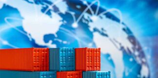 n las tensiones comerciales entre México y Estados Unidos los aranceles al acero, aluminio, automóviles, autopartes y otros productos ocupan un lugar central en la conversación pública.  No solo generan impactos económicos, sino también dilemas de comunicación para las empresas. ¿Qué decir, cuándo y cómo? ¿Conviene guardar silencio o es momento de fijar postura? La incertidumbre de las decisiones gubernamentales afecta más que los balances contables: sacude la percepción pública, altera las relaciones con proveedores y clientes, y pone a prueba la capacidad de las empresas para sostener el rumbo en medio de la turbulencia. La comunicación es una herramienta estratégica para gestionar crisis —o incluso, para convertirlas en oportunidades y evitar un daño reputacional. El silencio puede ser acción Cuando la presión externa aún no se manifiesta —es decir, cuando el tema circula en círculos políticos o en medios económicos especializados, pero no ha llegado a los clientes, socios o empleados— lo prudente puede ser no hacer declaraciones públicas. Pero el silencio no implica pasividad. En estos casos, conviene preparar mensajes internos claros en caso de que se requiera una vocería rápida, contar con un documento de preguntas y respuestas listo para activarse, y establecer un monitoreo riguroso de medios y redes. Observar lo que comunican otras empresas, cámaras industriales o actores binacionales permite anticiparse a posibles escenarios. Y si el debate escala y la organización no dice nada, el silencio podría interpretarse como falta de liderazgo o desconexión con la realidad. En contextos volátiles, es clave tener principios claros: si la empresa prioriza, por ejemplo, el cumplimiento a clientes sobre los márgenes de corto plazo, ese criterio debe guiar también su narrativa. La coherencia entre lo que se hace y lo que se comunica fortalece la credibilidad institucional. Cuando la conversación ya tocó la puerta El escenario cambia cuando el tema ya genera preguntas entre clientes, notas en medios especializados o incertidumbre dentro del propio equipo. Aquí, lo recomendable es emitir mensajes breves, sin alarmismo, que transmitan vigilancia, preparación y compromiso. Una frase funcional podría ser: “Estamos atentos al diálogo entre autoridades. Nuestras operaciones continúan con normalidad. Tenemos escenarios preparados en caso de cambios y estamos en contacto con nuestros socios estratégicos”. Esta fórmula permite comunicar sin sobrerreaccionar ni politizar. Informa sin especular, proyecta orden y calma, y sostiene la continuidad del negocio. Se trata de generar confianza, incluso cuando el panorama no está del todo claro. Un ejemplo reciente es el de Etsy, la plataforma de comercio electrónico, cuyo CEO, Josh Silverman, aprovechó el contexto arancelario en EE. UU. para reforzar la identidad de su comunidad de vendedores. En lugar de victimizarse, enfocó el mensaje en la resiliencia y autosuficiencia de su plataforma. Subrayó que el 89% de sus vendedores son negocios unipersonales con operaciones locales, menos expuestos a las disrupciones globales. Así, convirtió la coyuntura en una oportunidad para fortalecer su narrativa institucional. Ni víctima, ni héroe: el tono importa No solo importa lo que se dice, sino cómo se dice. Las empresas que han salido fortalecidas de contextos difíciles suelen optar por un tono técnico, mesurado y con foco en la continuidad operativa. Apelan a la estabilidad económica, la protección del empleo y el respeto a los acuerdos binacionales. No buscan escalar el conflicto ni sacar ventaja política. Aunque hay sectores donde un tono más confrontativo o emocional puede ser funcional, lo cierto es que una narrativa equilibrada, coherente y libre de exageraciones posiciona a la empresa como un actor serio, en control y con visión de largo plazo. También vale la pena evitar centralizar la comunicación en una sola figura. Incluir a responsables de áreas como cadena de suministro, finanzas o estrategia aporta credibilidad técnica y proyecta una respuesta institucional robusta y transversal. Comunicar también es prepararse La comunicación no siempre es externa. A veces, lo más importante es mantener alineados y bien informados a los equipos internos. Usar los canales existentes para actualizar lo que se sabe, lo que no se sabe y los posibles escenarios evita rumores, fortalece la cohesión organizacional y protege la productividad. En un entorno donde los cambios regulatorios y comerciales pueden ocurrir de un día para otro, las empresas que actúan con oportunidad y coherencia no solo protegen su reputación: la fortalecen. Porque cuando el contexto es incierto, el liderazgo se mide también por la capacidad de comunicar con claridad, sin dramatismo y con sentido estratégico.