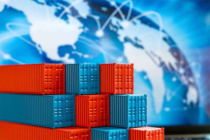 n las tensiones comerciales entre México y Estados Unidos los aranceles al acero, aluminio, automóviles, autopartes y otros productos ocupan un lugar central en la conversación pública. No solo generan impactos económicos, sino también dilemas de comunicación para las empresas. ¿Qué decir, cuándo y cómo? ¿Conviene guardar silencio o es momento de fijar postura? La incertidumbre de las decisiones gubernamentales afecta más que los balances contables: sacude la percepción pública, altera las relaciones con proveedores y clientes, y pone a prueba la capacidad de las empresas para sostener el rumbo en medio de la turbulencia. La comunicación es una herramienta estratégica para gestionar crisis —o incluso, para convertirlas en oportunidades y evitar un daño reputacional. El silencio puede ser acción Cuando la presión externa aún no se manifiesta —es decir, cuando el tema circula en círculos políticos o en medios económicos especializados, pero no ha llegado a los clientes, socios o empleados— lo prudente puede ser no hacer declaraciones públicas. Pero el silencio no implica pasividad. En estos casos, conviene preparar mensajes internos claros en caso de que se requiera una vocería rápida, contar con un documento de preguntas y respuestas listo para activarse, y establecer un monitoreo riguroso de medios y redes. Observar lo que comunican otras empresas, cámaras industriales o actores binacionales permite anticiparse a posibles escenarios. Y si el debate escala y la organización no dice nada, el silencio podría interpretarse como falta de liderazgo o desconexión con la realidad. En contextos volátiles, es clave tener principios claros: si la empresa prioriza, por ejemplo, el cumplimiento a clientes sobre los márgenes de corto plazo, ese criterio debe guiar también su narrativa. La coherencia entre lo que se hace y lo que se comunica fortalece la credibilidad institucional. Cuando la conversación ya tocó la puerta El escenario cambia cuando el tema ya genera preguntas entre clientes, notas en medios especializados o incertidumbre dentro del propio equipo. Aquí, lo recomendable es emitir mensajes breves, sin alarmismo, que transmitan vigilancia, preparación y compromiso. Una frase funcional podría ser: “Estamos atentos al diálogo entre autoridades. Nuestras operaciones continúan con normalidad. Tenemos escenarios preparados en caso de cambios y estamos en contacto con nuestros socios estratégicos”. Esta fórmula permite comunicar sin sobrerreaccionar ni politizar. Informa sin especular, proyecta orden y calma, y sostiene la continuidad del negocio. Se trata de generar confianza, incluso cuando el panorama no está del todo claro. Un ejemplo reciente es el de Etsy, la plataforma de comercio electrónico, cuyo CEO, Josh Silverman, aprovechó el contexto arancelario en EE. UU. para reforzar la identidad de su comunidad de vendedores. En lugar de victimizarse, enfocó el mensaje en la resiliencia y autosuficiencia de su plataforma. Subrayó que el 89% de sus vendedores son negocios unipersonales con operaciones locales, menos expuestos a las disrupciones globales. Así, convirtió la coyuntura en una oportunidad para fortalecer su narrativa institucional. Ni víctima, ni héroe: el tono importa No solo importa lo que se dice, sino cómo se dice. Las empresas que han salido fortalecidas de contextos difíciles suelen optar por un tono técnico, mesurado y con foco en la continuidad operativa. Apelan a la estabilidad económica, la protección del empleo y el respeto a los acuerdos binacionales. No buscan escalar el conflicto ni sacar ventaja política. Aunque hay sectores donde un tono más confrontativo o emocional puede ser funcional, lo cierto es que una narrativa equilibrada, coherente y libre de exageraciones posiciona a la empresa como un actor serio, en control y con visión de largo plazo. También vale la pena evitar centralizar la comunicación en una sola figura. Incluir a responsables de áreas como cadena de suministro, finanzas o estrategia aporta credibilidad técnica y proyecta una respuesta institucional robusta y transversal. Comunicar también es prepararse La comunicación no siempre es externa. A veces, lo más importante es mantener alineados y bien informados a los equipos internos. Usar los canales existentes para actualizar lo que se sabe, lo que no se sabe y los posibles escenarios evita rumores, fortalece la cohesión organizacional y protege la productividad. En un entorno donde los cambios regulatorios y comerciales pueden ocurrir de un día para otro, las empresas que actúan con oportunidad y coherencia no solo protegen su reputación: la fortalecen. Porque cuando el contexto es incierto, el liderazgo se mide también por la capacidad de comunicar con claridad, sin dramatismo y con sentido estratégico. n las tensiones comerciales entre México y Estados Unidos los aranceles al acero, aluminio, automóviles, autopartes y otros productos ocupan un lugar central en la conversación pública. No solo generan impactos económicos, sino también dilemas de comunicación para las empresas. ¿Qué decir, cuándo y cómo? ¿Conviene guardar silencio o es momento de fijar postura? La incertidumbre de las decisiones gubernamentales afecta más que los balances contables: sacude la percepción pública, altera las relaciones con proveedores y clientes, y pone a prueba la capacidad de las empresas para sostener el rumbo en medio de la turbulencia. La comunicación es una herramienta estratégica para gestionar crisis —o incluso, para convertirlas en oportunidades y evitar un daño reputacional. El silencio puede ser acción Cuando la presión externa aún no se manifiesta —es decir, cuando el tema circula en círculos políticos o en medios económicos especializados, pero no ha llegado a los clientes, socios o empleados— lo prudente puede ser no hacer declaraciones públicas. Pero el silencio no implica pasividad. En estos casos, conviene preparar mensajes internos claros en caso de que se requiera una vocería rápida, contar con un documento de preguntas y respuestas listo para activarse, y establecer un monitoreo riguroso de medios y redes. Observar lo que comunican otras empresas, cámaras industriales o actores binacionales permite anticiparse a posibles escenarios. Y si el debate escala y la organización no dice nada, el silencio podría interpretarse como falta de liderazgo o desconexión con la realidad. En contextos volátiles, es clave tener principios claros: si la empresa prioriza, por ejemplo, el cumplimiento a clientes sobre los márgenes de corto plazo, ese criterio debe guiar también su narrativa. La coherencia entre lo que se hace y lo que se comunica fortalece la credibilidad institucional. Cuando la conversación ya tocó la puerta El escenario cambia cuando el tema ya genera preguntas entre clientes, notas en medios especializados o incertidumbre dentro del propio equipo. Aquí, lo recomendable es emitir mensajes breves, sin alarmismo, que transmitan vigilancia, preparación y compromiso. Una frase funcional podría ser: “Estamos atentos al diálogo entre autoridades. Nuestras operaciones continúan con normalidad. Tenemos escenarios preparados en caso de cambios y estamos en contacto con nuestros socios estratégicos”. Esta fórmula permite comunicar sin sobrerreaccionar ni politizar. Informa sin especular, proyecta orden y calma, y sostiene la continuidad del negocio. Se trata de generar confianza, incluso cuando el panorama no está del todo claro. Un ejemplo reciente es el de Etsy, la plataforma de comercio electrónico, cuyo CEO, Josh Silverman, aprovechó el contexto arancelario en EE. UU. para reforzar la identidad de su comunidad de vendedores. En lugar de victimizarse, enfocó el mensaje en la resiliencia y autosuficiencia de su plataforma. Subrayó que el 89% de sus vendedores son negocios unipersonales con operaciones locales, menos expuestos a las disrupciones globales. Así, convirtió la coyuntura en una oportunidad para fortalecer su narrativa institucional. Ni víctima, ni héroe: el tono importa No solo importa lo que se dice, sino cómo se dice. Las empresas que han salido fortalecidas de contextos difíciles suelen optar por un tono técnico, mesurado y con foco en la continuidad operativa. Apelan a la estabilidad económica, la protección del empleo y el respeto a los acuerdos binacionales. No buscan escalar el conflicto ni sacar ventaja política. Aunque hay sectores donde un tono más confrontativo o emocional puede ser funcional, lo cierto es que una narrativa equilibrada, coherente y libre de exageraciones posiciona a la empresa como un actor serio, en control y con visión de largo plazo. También vale la pena evitar centralizar la comunicación en una sola figura. Incluir a responsables de áreas como cadena de suministro, finanzas o estrategia aporta credibilidad técnica y proyecta una respuesta institucional robusta y transversal. Comunicar también es prepararse La comunicación no siempre es externa. A veces, lo más importante es mantener alineados y bien informados a los equipos internos. Usar los canales existentes para actualizar lo que se sabe, lo que no se sabe y los posibles escenarios evita rumores, fortalece la cohesión organizacional y protege la productividad. En un entorno donde los cambios regulatorios y comerciales pueden ocurrir de un día para otro, las empresas que actúan con oportunidad y coherencia no solo protegen su reputación: la fortalecen. Porque cuando el contexto es incierto, el liderazgo se mide también por la capacidad de comunicar con claridad, sin dramatismo y con sentido estratégico.