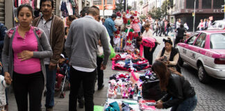 El INEGI dio a conocer esta semana que la economía informal en México creció 4.2 % durante el cuarto trimestre de 2024,
