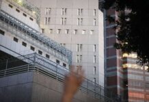 personas latinoamericanas, sobre todo mexicanas se conglomeraron frente al centro de detención del ICE ubicado en Los Ángeles, California, para gritar, a través de megáfonos, los nombres de latinos detenidos