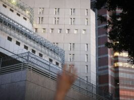 personas latinoamericanas, sobre todo mexicanas se conglomeraron frente al centro de detención del ICE ubicado en Los Ángeles, California, para gritar, a través de megáfonos, los nombres de latinos detenidos