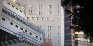 personas latinoamericanas, sobre todo mexicanas se conglomeraron frente al centro de detención del ICE ubicado en Los Ángeles, California, para gritar, a través de megáfonos, los nombres de latinos detenidos