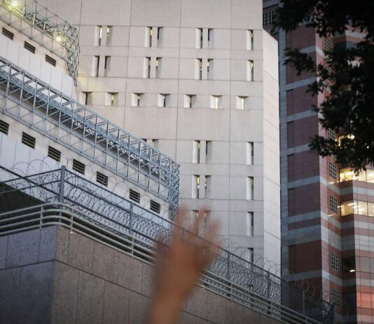 personas latinoamericanas, sobre todo mexicanas se conglomeraron frente al centro de detención del ICE ubicado en Los Ángeles, California, para gritar, a través de megáfonos, los nombres de latinos detenidos