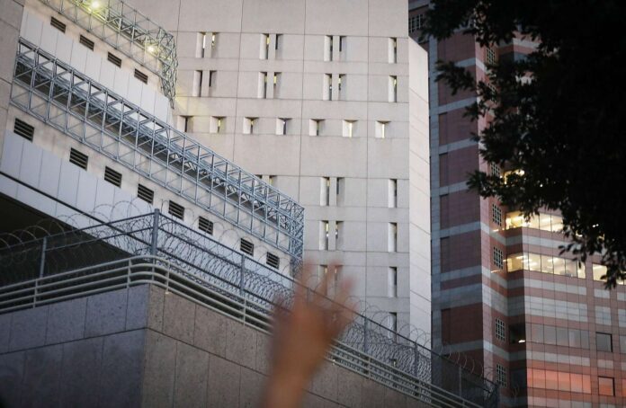 personas latinoamericanas, sobre todo mexicanas se conglomeraron frente al centro de detención del ICE ubicado en Los Ángeles, California, para gritar, a través de megáfonos, los nombres de latinos detenidos personas latinoamericanas, sobre todo mexicanas se conglomeraron frente al centro de detención del ICE ubicado en Los Ángeles, California, para gritar, a través de megáfonos, los nombres de latinos detenidos
