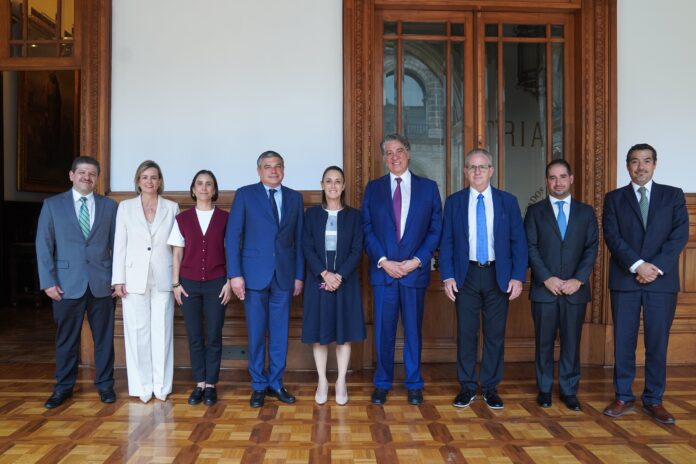 Sheinbaum informó que sostuvo un encuentro en Palacio Nacional con Lorenzo Simonelli, presidente y director ejecutivo de Baker Hughes, Sheinbaum informó que sostuvo un encuentro en Palacio Nacional con Lorenzo Simonelli, presidente y director ejecutivo de Baker Hughes,