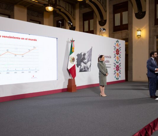 Este viernes, la presidenta Claudia Sheinbaum y el titular de IMSS-Bienestar, Alejandro Svarch Pérez, presentaron un diagnóstico sobre la industria farmacéutica en el país y los retos que enfrenta México para garantizar el acceso a los medicamentos.