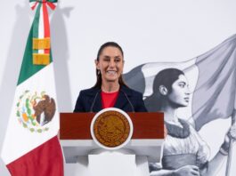Sheinbaum condena xenofobia y clasismo tras protesta contra la gentrificación en CDMX La presidenta llama a construir una sociedad incluyente y solidaria, y anuncia colaboración con autoridades capitalinas para regular la especulación inmobiliaria En respuesta a los hechos ocurridos el pasado viernes en una protesta en la Ciudad de México contra la gentrificación, que derivaron en expresiones xenofóbicas y agresiones verbales, la presidenta Claudia Sheinbaum hizo este lunes un firme llamado a rechazar toda forma de discriminación y a construir una sociedad verdaderamente incluyente. Durante su conferencia matutina, Sheinbaum condenó las muestras de odio hacia personas extranjeras que se presentaron en la manifestación. “No a la discriminación, no al racismo, no al clasismo, no a la xenofobia, no al machismo. Todas y todos los seres humanos somos iguales y no podemos tratar a nadie como menos”, afirmó. La mandataria enfatizó que, si bien la demanda social frente a los efectos de la gentrificación es legítima, no se puede justificar bajo ninguna circunstancia la hostilidad hacia quienes vienen de otros países. “México ha sido un país solidario, fraterno y abierto al mundo. No pueden justificarse las actitudes xenofóbicas”, reiteró. Uno de los hechos que más indignación generó durante el fin de semana fue la difusión de un video en redes sociales donde una mujer insulta a un policía capitalino con expresiones clasistas y racistas. Al respecto, Sheinbaum expresó: “Eso no puede existir en nuestro país. Cero discriminación. Nuestra solidaridad total con el policía que fue agredido”. Sobre el fenómeno de la gentrificación, la presidenta reconoció que se trata de un problema complejo derivado de la especulación inmobiliaria, particularmente por la renta de departamentos a través de plataformas digitales como Airbnb. Indicó que muchas personas, principalmente extranjeras, se instalan por algunos meses en zonas como la Roma o la Condesa, lo que ha disparado los precios y provocado el desplazamiento de vecinos de larga data. “México es un país maravilloso, y la ciudad es hermosísima, por eso mucha gente quiere vivir aquí. Pero quienes vienen deben respetar nuestras leyes y también a quienes los reciben con los brazos abiertos”, subrayó. Sheinbaum anunció que su gobierno trabajará en conjunto con la jefa de Gobierno de la Ciudad de México, Clara Brugada, y con la Secretaría de Desarrollo Agrario, Territorial y Urbano (Sedatu), para buscar mecanismos que eviten el encarecimiento de la vivienda. “No puede ser que quienes han vivido por años en estas colonias sean expulsados por la carestía. Tiene que haber inclusión. No es solo tolerancia, es inclusión”, dijo. Finalmente, recalcó que en la Ciudad de México existen mecanismos para sancionar la discriminación, como lo han hecho instituciones como el Consejo para Prevenir y Eliminar la Discriminación (Copred), y recordó que este tipo de conductas también pueden constituir delitos. “Cualquier persona que quiera vivir en nuestro país debe respetarnos, igual que nosotros a ellos. Pero la discriminación, venga de quien venga, debe ser sancionada”.