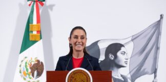 Sheinbaum condena xenofobia y clasismo tras protesta contra la gentrificación en CDMX La presidenta llama a construir una sociedad incluyente y solidaria, y anuncia colaboración con autoridades capitalinas para regular la especulación inmobiliaria En respuesta a los hechos ocurridos el pasado viernes en una protesta en la Ciudad de México contra la gentrificación, que derivaron en expresiones xenofóbicas y agresiones verbales, la presidenta Claudia Sheinbaum hizo este lunes un firme llamado a rechazar toda forma de discriminación y a construir una sociedad verdaderamente incluyente. Durante su conferencia matutina, Sheinbaum condenó las muestras de odio hacia personas extranjeras que se presentaron en la manifestación. “No a la discriminación, no al racismo, no al clasismo, no a la xenofobia, no al machismo. Todas y todos los seres humanos somos iguales y no podemos tratar a nadie como menos”, afirmó. La mandataria enfatizó que, si bien la demanda social frente a los efectos de la gentrificación es legítima, no se puede justificar bajo ninguna circunstancia la hostilidad hacia quienes vienen de otros países. “México ha sido un país solidario, fraterno y abierto al mundo. No pueden justificarse las actitudes xenofóbicas”, reiteró. Uno de los hechos que más indignación generó durante el fin de semana fue la difusión de un video en redes sociales donde una mujer insulta a un policía capitalino con expresiones clasistas y racistas. Al respecto, Sheinbaum expresó: “Eso no puede existir en nuestro país. Cero discriminación. Nuestra solidaridad total con el policía que fue agredido”. Sobre el fenómeno de la gentrificación, la presidenta reconoció que se trata de un problema complejo derivado de la especulación inmobiliaria, particularmente por la renta de departamentos a través de plataformas digitales como Airbnb. Indicó que muchas personas, principalmente extranjeras, se instalan por algunos meses en zonas como la Roma o la Condesa, lo que ha disparado los precios y provocado el desplazamiento de vecinos de larga data. “México es un país maravilloso, y la ciudad es hermosísima, por eso mucha gente quiere vivir aquí. Pero quienes vienen deben respetar nuestras leyes y también a quienes los reciben con los brazos abiertos”, subrayó. Sheinbaum anunció que su gobierno trabajará en conjunto con la jefa de Gobierno de la Ciudad de México, Clara Brugada, y con la Secretaría de Desarrollo Agrario, Territorial y Urbano (Sedatu), para buscar mecanismos que eviten el encarecimiento de la vivienda. “No puede ser que quienes han vivido por años en estas colonias sean expulsados por la carestía. Tiene que haber inclusión. No es solo tolerancia, es inclusión”, dijo. Finalmente, recalcó que en la Ciudad de México existen mecanismos para sancionar la discriminación, como lo han hecho instituciones como el Consejo para Prevenir y Eliminar la Discriminación (Copred), y recordó que este tipo de conductas también pueden constituir delitos. “Cualquier persona que quiera vivir en nuestro país debe respetarnos, igual que nosotros a ellos. Pero la discriminación, venga de quien venga, debe ser sancionada”.
