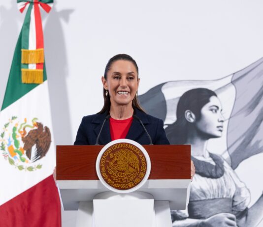 Sheinbaum condena xenofobia y clasismo tras protesta contra la gentrificación en CDMX La presidenta llama a construir una sociedad incluyente y solidaria, y anuncia colaboración con autoridades capitalinas para regular la especulación inmobiliaria En respuesta a los hechos ocurridos el pasado viernes en una protesta en la Ciudad de México contra la gentrificación, que derivaron en expresiones xenofóbicas y agresiones verbales, la presidenta Claudia Sheinbaum hizo este lunes un firme llamado a rechazar toda forma de discriminación y a construir una sociedad verdaderamente incluyente. Durante su conferencia matutina, Sheinbaum condenó las muestras de odio hacia personas extranjeras que se presentaron en la manifestación. “No a la discriminación, no al racismo, no al clasismo, no a la xenofobia, no al machismo. Todas y todos los seres humanos somos iguales y no podemos tratar a nadie como menos”, afirmó. La mandataria enfatizó que, si bien la demanda social frente a los efectos de la gentrificación es legítima, no se puede justificar bajo ninguna circunstancia la hostilidad hacia quienes vienen de otros países. “México ha sido un país solidario, fraterno y abierto al mundo. No pueden justificarse las actitudes xenofóbicas”, reiteró. Uno de los hechos que más indignación generó durante el fin de semana fue la difusión de un video en redes sociales donde una mujer insulta a un policía capitalino con expresiones clasistas y racistas. Al respecto, Sheinbaum expresó: “Eso no puede existir en nuestro país. Cero discriminación. Nuestra solidaridad total con el policía que fue agredido”. Sobre el fenómeno de la gentrificación, la presidenta reconoció que se trata de un problema complejo derivado de la especulación inmobiliaria, particularmente por la renta de departamentos a través de plataformas digitales como Airbnb. Indicó que muchas personas, principalmente extranjeras, se instalan por algunos meses en zonas como la Roma o la Condesa, lo que ha disparado los precios y provocado el desplazamiento de vecinos de larga data. “México es un país maravilloso, y la ciudad es hermosísima, por eso mucha gente quiere vivir aquí. Pero quienes vienen deben respetar nuestras leyes y también a quienes los reciben con los brazos abiertos”, subrayó. Sheinbaum anunció que su gobierno trabajará en conjunto con la jefa de Gobierno de la Ciudad de México, Clara Brugada, y con la Secretaría de Desarrollo Agrario, Territorial y Urbano (Sedatu), para buscar mecanismos que eviten el encarecimiento de la vivienda. “No puede ser que quienes han vivido por años en estas colonias sean expulsados por la carestía. Tiene que haber inclusión. No es solo tolerancia, es inclusión”, dijo. Finalmente, recalcó que en la Ciudad de México existen mecanismos para sancionar la discriminación, como lo han hecho instituciones como el Consejo para Prevenir y Eliminar la Discriminación (Copred), y recordó que este tipo de conductas también pueden constituir delitos. “Cualquier persona que quiera vivir en nuestro país debe respetarnos, igual que nosotros a ellos. Pero la discriminación, venga de quien venga, debe ser sancionada”.