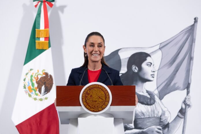 Sheinbaum condena xenofobia y clasismo tras protesta contra la gentrificación en CDMX La presidenta llama a construir una sociedad incluyente y solidaria, y anuncia colaboración con autoridades capitalinas para regular la especulación inmobiliaria En respuesta a los hechos ocurridos el pasado viernes en una protesta en la Ciudad de México contra la gentrificación, que derivaron en expresiones xenofóbicas y agresiones verbales, la presidenta Claudia Sheinbaum hizo este lunes un firme llamado a rechazar toda forma de discriminación y a construir una sociedad verdaderamente incluyente. Durante su conferencia matutina, Sheinbaum condenó las muestras de odio hacia personas extranjeras que se presentaron en la manifestación. “No a la discriminación, no al racismo, no al clasismo, no a la xenofobia, no al machismo. Todas y todos los seres humanos somos iguales y no podemos tratar a nadie como menos”, afirmó. La mandataria enfatizó que, si bien la demanda social frente a los efectos de la gentrificación es legítima, no se puede justificar bajo ninguna circunstancia la hostilidad hacia quienes vienen de otros países. “México ha sido un país solidario, fraterno y abierto al mundo. No pueden justificarse las actitudes xenofóbicas”, reiteró. Uno de los hechos que más indignación generó durante el fin de semana fue la difusión de un video en redes sociales donde una mujer insulta a un policía capitalino con expresiones clasistas y racistas. Al respecto, Sheinbaum expresó: “Eso no puede existir en nuestro país. Cero discriminación. Nuestra solidaridad total con el policía que fue agredido”. Sobre el fenómeno de la gentrificación, la presidenta reconoció que se trata de un problema complejo derivado de la especulación inmobiliaria, particularmente por la renta de departamentos a través de plataformas digitales como Airbnb. Indicó que muchas personas, principalmente extranjeras, se instalan por algunos meses en zonas como la Roma o la Condesa, lo que ha disparado los precios y provocado el desplazamiento de vecinos de larga data. “México es un país maravilloso, y la ciudad es hermosísima, por eso mucha gente quiere vivir aquí. Pero quienes vienen deben respetar nuestras leyes y también a quienes los reciben con los brazos abiertos”, subrayó. Sheinbaum anunció que su gobierno trabajará en conjunto con la jefa de Gobierno de la Ciudad de México, Clara Brugada, y con la Secretaría de Desarrollo Agrario, Territorial y Urbano (Sedatu), para buscar mecanismos que eviten el encarecimiento de la vivienda. “No puede ser que quienes han vivido por años en estas colonias sean expulsados por la carestía. Tiene que haber inclusión. No es solo tolerancia, es inclusión”, dijo. Finalmente, recalcó que en la Ciudad de México existen mecanismos para sancionar la discriminación, como lo han hecho instituciones como el Consejo para Prevenir y Eliminar la Discriminación (Copred), y recordó que este tipo de conductas también pueden constituir delitos. “Cualquier persona que quiera vivir en nuestro país debe respetarnos, igual que nosotros a ellos. Pero la discriminación, venga de quien venga, debe ser sancionada”. Sheinbaum condena xenofobia y clasismo tras protesta contra la gentrificación en CDMX La presidenta llama a construir una sociedad incluyente y solidaria, y anuncia colaboración con autoridades capitalinas para regular la especulación inmobiliaria En respuesta a los hechos ocurridos el pasado viernes en una protesta en la Ciudad de México contra la gentrificación, que derivaron en expresiones xenofóbicas y agresiones verbales, la presidenta Claudia Sheinbaum hizo este lunes un firme llamado a rechazar toda forma de discriminación y a construir una sociedad verdaderamente incluyente. Durante su conferencia matutina, Sheinbaum condenó las muestras de odio hacia personas extranjeras que se presentaron en la manifestación. “No a la discriminación, no al racismo, no al clasismo, no a la xenofobia, no al machismo. Todas y todos los seres humanos somos iguales y no podemos tratar a nadie como menos”, afirmó. La mandataria enfatizó que, si bien la demanda social frente a los efectos de la gentrificación es legítima, no se puede justificar bajo ninguna circunstancia la hostilidad hacia quienes vienen de otros países. “México ha sido un país solidario, fraterno y abierto al mundo. No pueden justificarse las actitudes xenofóbicas”, reiteró. Uno de los hechos que más indignación generó durante el fin de semana fue la difusión de un video en redes sociales donde una mujer insulta a un policía capitalino con expresiones clasistas y racistas. Al respecto, Sheinbaum expresó: “Eso no puede existir en nuestro país. Cero discriminación. Nuestra solidaridad total con el policía que fue agredido”. Sobre el fenómeno de la gentrificación, la presidenta reconoció que se trata de un problema complejo derivado de la especulación inmobiliaria, particularmente por la renta de departamentos a través de plataformas digitales como Airbnb. Indicó que muchas personas, principalmente extranjeras, se instalan por algunos meses en zonas como la Roma o la Condesa, lo que ha disparado los precios y provocado el desplazamiento de vecinos de larga data. “México es un país maravilloso, y la ciudad es hermosísima, por eso mucha gente quiere vivir aquí. Pero quienes vienen deben respetar nuestras leyes y también a quienes los reciben con los brazos abiertos”, subrayó. Sheinbaum anunció que su gobierno trabajará en conjunto con la jefa de Gobierno de la Ciudad de México, Clara Brugada, y con la Secretaría de Desarrollo Agrario, Territorial y Urbano (Sedatu), para buscar mecanismos que eviten el encarecimiento de la vivienda. “No puede ser que quienes han vivido por años en estas colonias sean expulsados por la carestía. Tiene que haber inclusión. No es solo tolerancia, es inclusión”, dijo. Finalmente, recalcó que en la Ciudad de México existen mecanismos para sancionar la discriminación, como lo han hecho instituciones como el Consejo para Prevenir y Eliminar la Discriminación (Copred), y recordó que este tipo de conductas también pueden constituir delitos. “Cualquier persona que quiera vivir en nuestro país debe respetarnos, igual que nosotros a ellos. Pero la discriminación, venga de quien venga, debe ser sancionada”.