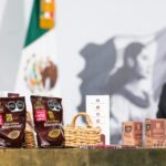 El Gobierno de México presentó este jueves el nuevo chocolate Bienestar, elaborado con cacao mexicano comprado directamente a pequeños productores