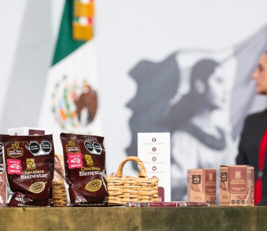 El Gobierno de México presentó este jueves el nuevo chocolate Bienestar, elaborado con cacao mexicano comprado directamente a pequeños productores