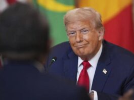 "A partir del 1 de agosto de 2025, cobraremos a Brasil un arancel del 50 por ciento sobre todos y cada uno de los productos brasileños enviados a los Estados Unidos, separado de todos los aranceles sectoriales. Las mercancías transbordadas para evadir este arancel del 50% estarán sujetas a ese arancel más alto. Conocí y traté con el ex presidente Jair Bolsonaro, y lo respetaba mucho, al igual que la mayoría de los otros líderes de países. La forma en que Brasil ha tratado al expresidente Bolsonaro, un líder muy respetado en todo el mundo durante su mandato. Basta de cacería de brujas”, fue el comunicado de Donald Trump para explicar por qué Brasil iba a tener un arancel del 50 por ciento a partir del 1 de agosto.