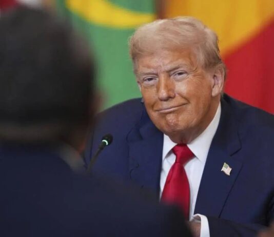 "A partir del 1 de agosto de 2025, cobraremos a Brasil un arancel del 50 por ciento sobre todos y cada uno de los productos brasileños enviados a los Estados Unidos, separado de todos los aranceles sectoriales. Las mercancías transbordadas para evadir este arancel del 50% estarán sujetas a ese arancel más alto. Conocí y traté con el ex presidente Jair Bolsonaro, y lo respetaba mucho, al igual que la mayoría de los otros líderes de países. La forma en que Brasil ha tratado al expresidente Bolsonaro, un líder muy respetado en todo el mundo durante su mandato. Basta de cacería de brujas”, fue el comunicado de Donald Trump para explicar por qué Brasil iba a tener un arancel del 50 por ciento a partir del 1 de agosto.