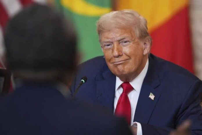 "A partir del 1 de agosto de 2025, cobraremos a Brasil un arancel del 50 por ciento sobre todos y cada uno de los productos brasileños enviados a los Estados Unidos, separado de todos los aranceles sectoriales. Las mercancías transbordadas para evadir este arancel del 50% estarán sujetas a ese arancel más alto. Conocí y traté con el ex presidente Jair Bolsonaro, y lo respetaba mucho, al igual que la mayoría de los otros líderes de países. La forma en que Brasil ha tratado al expresidente Bolsonaro, un líder muy respetado en todo el mundo durante su mandato. Basta de cacería de brujas”, fue el comunicado de Donald Trump para explicar por qué Brasil iba a tener un arancel del 50 por ciento a partir del 1 de agosto. "A partir del 1 de agosto de 2025, cobraremos a Brasil un arancel del 50 por ciento sobre todos y cada uno de los productos brasileños enviados a los Estados Unidos, separado de todos los aranceles sectoriales. Las mercancías transbordadas para evadir este arancel del 50% estarán sujetas a ese arancel más alto. Conocí y traté con el ex presidente Jair Bolsonaro, y lo respetaba mucho, al igual que la mayoría de los otros líderes de países. La forma en que Brasil ha tratado al expresidente Bolsonaro, un líder muy respetado en todo el mundo durante su mandato. Basta de cacería de brujas”, fue el comunicado de Donald Trump para explicar por qué Brasil iba a tener un arancel del 50 por ciento a partir del 1 de agosto.