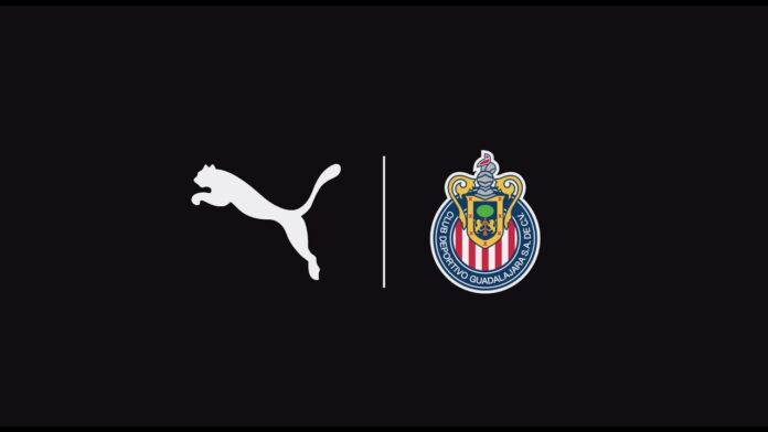 Chivas y PUMA se deslindan de declaraciones de “Chicharito” y reafirman compromiso con la igualdad de género El Club Deportivo Guadalajara y la marca deportiva PUMA se pronunciaron este miércoles en torno a los recientes comentarios realizados por el futbolista Javier “Chicharito” Hernández en redes sociales, los cuales han sido señalados como misóginos por parte de la opinión pública. En un comunicado dirigido a su afición y a la sociedad, Chivas dejó en claro que las expresiones del jugador corresponden a una postura individual que no representa los valores del club. “Los recientes mensajes que se publicaron en redes sociales representan una postura individual, mismos que son ajenos a los principios y los valores de nuestra institución”, sostuvo el equipo rojiblanco. La institución afirmó haber tomado medidas internas conforme a su reglamento y reiteró su compromiso con la equidad de género, el respeto y la generación de espacios seguros e inclusivos. “Nos caracterizamos por promover entornos seguros e inclusivos, con un enfoque constante en la igualdad de oportunidades entre mujeres y hombres”, añadió el club. Por su parte, la marca PUMA también emitió un posicionamiento en el que subrayó que las opiniones expresadas por Hernández no reflejan su postura como empresa. “Estas opiniones corresponden al ámbito personal y se mantienen independientes de los valores y la postura de la marca”, señaló. La empresa reafirmó su respaldo a los movimientos que promueven la igualdad y el respeto hacia las mujeres, así como su trabajo con atletas, entrenadoras, jugadoras y comunidades que luchan por espacios más justos en el deporte. Tanto Chivas como PUMA enfatizaron que continuarán promoviendo la inclusión, el respeto y la equidad como pilares fundamentales dentro y fuera del campo. Las reacciones institucionales se dan después de que en días recientes, Hernández difundiera varios mensajes a través de sus redes sociales, en los que afirmaba, entre otras cosas: “Mujeres, están fracasando, están erradicando la masculinidad haciendo a la sociedad hipersensible”; “Encarnen su energía femenina: cuidando, nutriendo, recibiendo, multiplicando, limpiando, sosteniendo el hogar, que es el lugar más preciado para nosotros los hombres”; y “No le tengan miedo a ser mujeres, a permitirse ser lideradas por un hombre que lo único que quiere es verlas felices”. Las expresiones generaron una ola de críticas tanto en redes sociales como en medios de comunicación, incluyendo pronunciamientos de figuras públicas y activistas feministas. La presidenta Claudia Sheinbaum también se refirió al tema en su conferencia matutina del miércoles, señalando que Hernández “es un buen futbolista, pero tiene mucho que aprender todavía sobre las mujeres y la igualdad sustantiva”. La Federación Mexicana de Futbol (FMF), por su parte, confirmó que abrió un procedimiento interno y aplicó una multa económica al jugador. Hasta el momento el futbolista no ha emitido ningún mensaje al respecto Chivas y PUMA se deslindan de declaraciones de “Chicharito” y reafirman compromiso con la igualdad de género El Club Deportivo Guadalajara y la marca deportiva PUMA se pronunciaron este miércoles en torno a los recientes comentarios realizados por el futbolista Javier “Chicharito” Hernández en redes sociales, los cuales han sido señalados como misóginos por parte de la opinión pública. En un comunicado dirigido a su afición y a la sociedad, Chivas dejó en claro que las expresiones del jugador corresponden a una postura individual que no representa los valores del club. “Los recientes mensajes que se publicaron en redes sociales representan una postura individual, mismos que son ajenos a los principios y los valores de nuestra institución”, sostuvo el equipo rojiblanco. La institución afirmó haber tomado medidas internas conforme a su reglamento y reiteró su compromiso con la equidad de género, el respeto y la generación de espacios seguros e inclusivos. “Nos caracterizamos por promover entornos seguros e inclusivos, con un enfoque constante en la igualdad de oportunidades entre mujeres y hombres”, añadió el club. Por su parte, la marca PUMA también emitió un posicionamiento en el que subrayó que las opiniones expresadas por Hernández no reflejan su postura como empresa. “Estas opiniones corresponden al ámbito personal y se mantienen independientes de los valores y la postura de la marca”, señaló. La empresa reafirmó su respaldo a los movimientos que promueven la igualdad y el respeto hacia las mujeres, así como su trabajo con atletas, entrenadoras, jugadoras y comunidades que luchan por espacios más justos en el deporte. Tanto Chivas como PUMA enfatizaron que continuarán promoviendo la inclusión, el respeto y la equidad como pilares fundamentales dentro y fuera del campo. Las reacciones institucionales se dan después de que en días recientes, Hernández difundiera varios mensajes a través de sus redes sociales, en los que afirmaba, entre otras cosas: “Mujeres, están fracasando, están erradicando la masculinidad haciendo a la sociedad hipersensible”; “Encarnen su energía femenina: cuidando, nutriendo, recibiendo, multiplicando, limpiando, sosteniendo el hogar, que es el lugar más preciado para nosotros los hombres”; y “No le tengan miedo a ser mujeres, a permitirse ser lideradas por un hombre que lo único que quiere es verlas felices”. Las expresiones generaron una ola de críticas tanto en redes sociales como en medios de comunicación, incluyendo pronunciamientos de figuras públicas y activistas feministas. La presidenta Claudia Sheinbaum también se refirió al tema en su conferencia matutina del miércoles, señalando que Hernández “es un buen futbolista, pero tiene mucho que aprender todavía sobre las mujeres y la igualdad sustantiva”. La Federación Mexicana de Futbol (FMF), por su parte, confirmó que abrió un procedimiento interno y aplicó una multa económica al jugador. Hasta el momento el futbolista no ha emitido ningún mensaje al respecto
