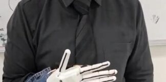 Usuario con prótesis de mano