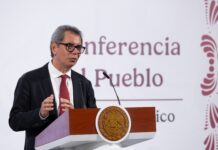 La Secretaría de Hacienda proyecta que al cierre de 2025 la deuda de Pemex se ubicará en 88,800 millones de dólares mientras que para 2027 el nivel de pasivos se ubicaría en 77,300 millones de dólares.