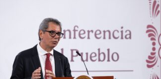 La Secretaría de Hacienda proyecta que al cierre de 2025 la deuda de Pemex se ubicará en 88,800 millones de dólares mientras que para 2027 el nivel de pasivos se ubicaría en 77,300 millones de dólares.