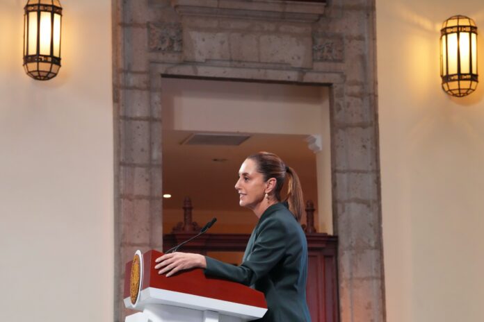 Sheinbaum descarta modificar mandato del Banco de México, pero llama a ampliar acceso al crédito