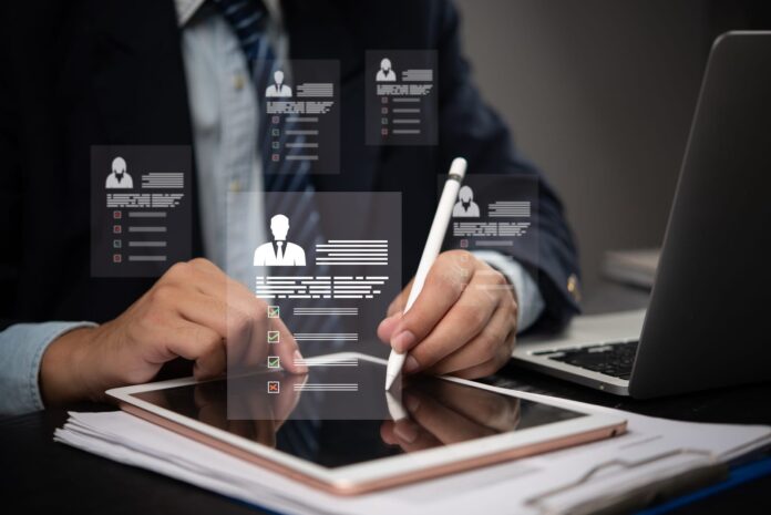YAYIMAGES-93726400_customer-security-hr-assessments-employment-checks-and-client-data-management-streamline-interviews-and-profiles-with-smart-technology empleo formal