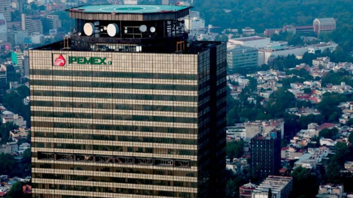 Francisco Cervantes, presidente del CCE, resaltó tres elementos fundamentales del nuevo plan de Pemex: la inclusión de inversión privada bajo esquemas mixtos, la incorporación de criterios sustentables en la estrategia de la empresa y la valoración favorable de las calificadoras internacionales tras la emisión de bonos orientados a cubrir sus necesidades financieras inmediatas. Francisco Cervantes, presidente del CCE, resaltó tres elementos fundamentales del nuevo plan de Pemex: la inclusión de inversión privada bajo esquemas mixtos, la incorporación de criterios sustentables en la estrategia de la empresa y la valoración favorable de las calificadoras internacionales tras la emisión de bonos orientados a cubrir sus necesidades financieras inmediatas.