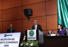 El titular de la Secretaría de Hacienda, Édgar Amador, entrega el Paquete Económico al Poder Legislativo