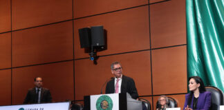 El titular de la Secretaría de Hacienda, Édgar Amador, entrega el Paquete Económico al Poder Legislativo