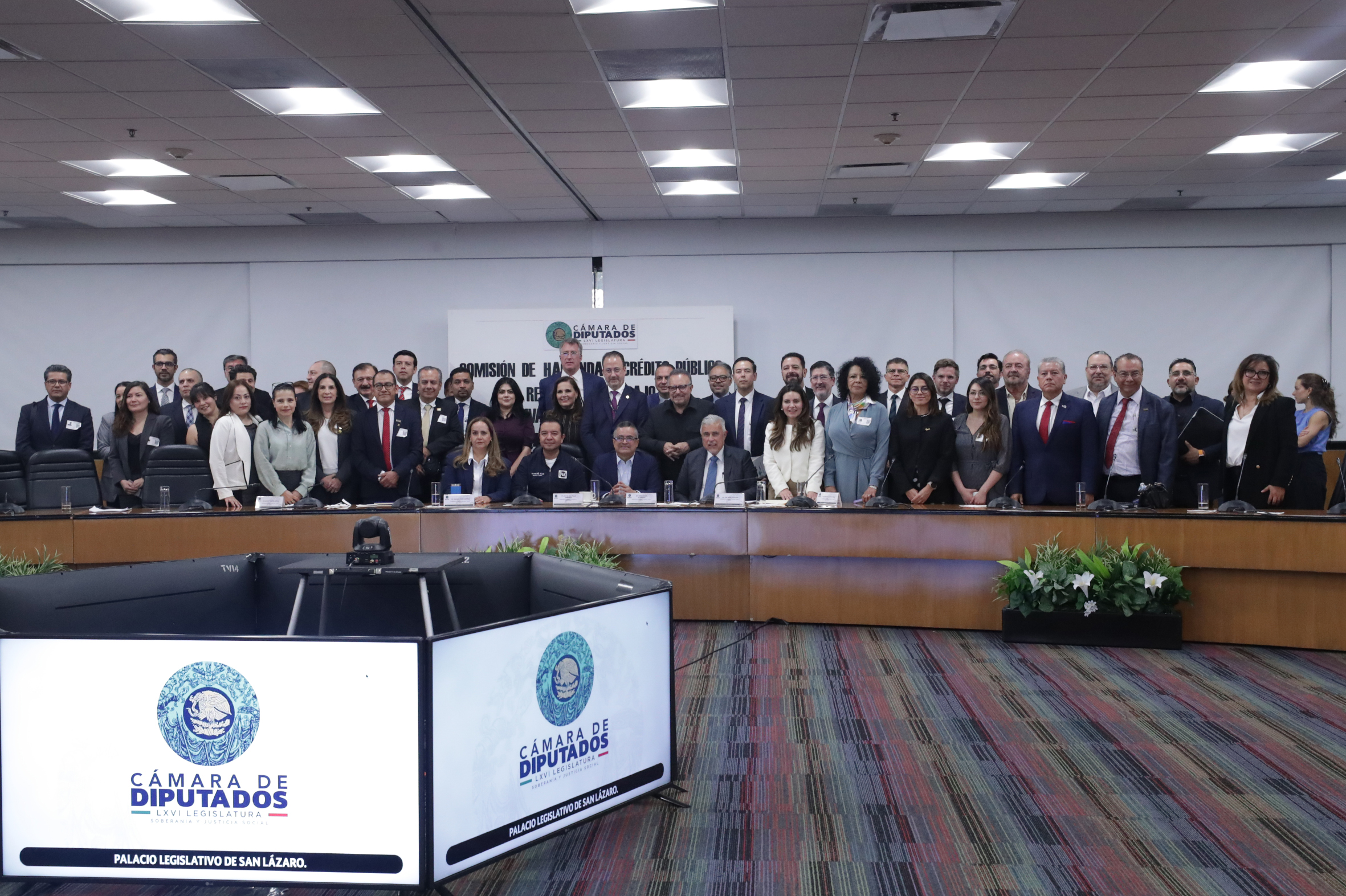 Comisión de Hacienda y Crédito Público, presidida por el diputado Carol Antonio Altamirano (Morena), sostuvo el 26 de septiembre de 2025 una sesión con más de 30 representantes del sector privado y social