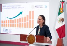 Sheinbaum anuncia ampliación de clínicas y uso de medicamento cubano para tratar pie diabético La presidenta Claudia Sheinbaum Pardo informó este lunes que a partir de 2026 se ampliará en todo el país la red de clínicas para la atención del pie diabético, con el objetivo de reducir las amputaciones relacionadas con esta enfermedad. Durante su conferencia matutina, la mandataria señaló que México adquirió en Cuba diversos medicamentos, entre ellos uno específico para el tratamiento del pie diabético, el cual ha demostrado resultados positivos en la isla. “Cuba tiene un esquema de atención muy exitoso para evitar amputaciones, y ya estamos aplicando esta metodología en algunos centros de salud ampliados del IMSS Bienestar”, explicó. Sheinbaum subrayó que la atención a este padecimiento cobra relevancia en el país debido al incremento de casos. Asimismo, destacó la disposición del gobierno cubano para colaborar, tanto con el envío de medicamentos como de médicos. En ese sentido, la presidenta recordó que Cuba es uno de los pocos países que accede a enviar médicos a México, y abrió la puerta para recibir especialistas de otras nacionalidades que deseen atender en comunidades apartadas. “Los médicos extranjeros no sustituyen a ningún especialista mexicano”, aclaró, al tiempo que reconoció que durante años el país dejó de formar suficientes médicos especialistas debido a procesos de examen restrictivos. Con esta estrategia, el gobierno federal busca fortalecer la atención preventiva y de especialidad, al tiempo que amplía la cooperación internacional en el sector salud. México: médicos cubanos para cubrir déficit en zonas rurales El gobierno de México comenzó a contratar médicos cubanos durante la pandemia de COVID-19 en 2020, cuando alrededor de 585 profesionales de la salud llegaron a reforzar hospitales de la Ciudad de México en plena emergencia sanitaria. La medida, impulsada entonces por la administración de Claudia Sheinbaum en la capital y respaldada por la federación, abrió la puerta a un esquema de colaboración más amplio con Cuba. En mayo de 2022, el presidente Andrés Manuel López Obrador anunció un acuerdo para traer 500 médicos especialistas cubanos con el objetivo de cubrir plazas en comunidades rurales y marginadas, donde, según explicó, médicos mexicanos no estaban dispuestos a trasladarse por las condiciones laborales y de seguridad. Los primeros especialistas de este convenio llegaron en julio de 2022 y fueron desplegados en hospitales de Nayarit, Colima, Guerrero, Campeche y Oaxaca, principalmente en áreas de anestesiología, pediatría, ginecología, cirugía general y medicina interna. Para 2023, el gobierno federal reportó la presencia de más de 700 médicos cubanos en distintas entidades, bajo el esquema del IMSS-Bienestar. El programa, sin embargo, no estuvo exento de polémica. Diversas asociaciones médicas mexicanas criticaron que, en lugar de contratar personal extranjero, se mejoraran los salarios y las condiciones laborales de los médicos nacionales, quienes denunciaron subempleo y contratos temporales. Además, se cuestionó el costo de la medida, ya que los pagos se realizan al gobierno cubano y no directamente a los especialistas. Pese a las críticas, la administración federal defendió la estrategia como parte de la transformación del sistema de salud y una vía para garantizar el acceso universal a la atención médica en todo el país.
