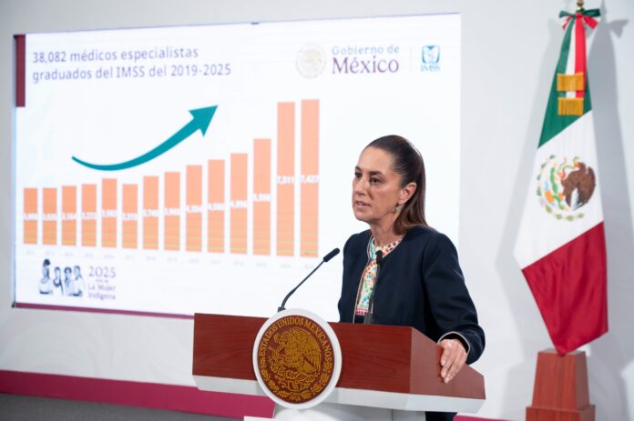 Sheinbaum anuncia ampliación de clínicas y uso de medicamento cubano para tratar pie diabético La presidenta Claudia Sheinbaum Pardo informó este lunes que a partir de 2026 se ampliará en todo el país la red de clínicas para la atención del pie diabético, con el objetivo de reducir las amputaciones relacionadas con esta enfermedad. Durante su conferencia matutina, la mandataria señaló que México adquirió en Cuba diversos medicamentos, entre ellos uno específico para el tratamiento del pie diabético, el cual ha demostrado resultados positivos en la isla. “Cuba tiene un esquema de atención muy exitoso para evitar amputaciones, y ya estamos aplicando esta metodología en algunos centros de salud ampliados del IMSS Bienestar”, explicó. Sheinbaum subrayó que la atención a este padecimiento cobra relevancia en el país debido al incremento de casos. Asimismo, destacó la disposición del gobierno cubano para colaborar, tanto con el envío de medicamentos como de médicos. En ese sentido, la presidenta recordó que Cuba es uno de los pocos países que accede a enviar médicos a México, y abrió la puerta para recibir especialistas de otras nacionalidades que deseen atender en comunidades apartadas. “Los médicos extranjeros no sustituyen a ningún especialista mexicano”, aclaró, al tiempo que reconoció que durante años el país dejó de formar suficientes médicos especialistas debido a procesos de examen restrictivos. Con esta estrategia, el gobierno federal busca fortalecer la atención preventiva y de especialidad, al tiempo que amplía la cooperación internacional en el sector salud. México: médicos cubanos para cubrir déficit en zonas rurales El gobierno de México comenzó a contratar médicos cubanos durante la pandemia de COVID-19 en 2020, cuando alrededor de 585 profesionales de la salud llegaron a reforzar hospitales de la Ciudad de México en plena emergencia sanitaria. La medida, impulsada entonces por la administración de Claudia Sheinbaum en la capital y respaldada por la federación, abrió la puerta a un esquema de colaboración más amplio con Cuba. En mayo de 2022, el presidente Andrés Manuel López Obrador anunció un acuerdo para traer 500 médicos especialistas cubanos con el objetivo de cubrir plazas en comunidades rurales y marginadas, donde, según explicó, médicos mexicanos no estaban dispuestos a trasladarse por las condiciones laborales y de seguridad. Los primeros especialistas de este convenio llegaron en julio de 2022 y fueron desplegados en hospitales de Nayarit, Colima, Guerrero, Campeche y Oaxaca, principalmente en áreas de anestesiología, pediatría, ginecología, cirugía general y medicina interna. Para 2023, el gobierno federal reportó la presencia de más de 700 médicos cubanos en distintas entidades, bajo el esquema del IMSS-Bienestar. El programa, sin embargo, no estuvo exento de polémica. Diversas asociaciones médicas mexicanas criticaron que, en lugar de contratar personal extranjero, se mejoraran los salarios y las condiciones laborales de los médicos nacionales, quienes denunciaron subempleo y contratos temporales. Además, se cuestionó el costo de la medida, ya que los pagos se realizan al gobierno cubano y no directamente a los especialistas. Pese a las críticas, la administración federal defendió la estrategia como parte de la transformación del sistema de salud y una vía para garantizar el acceso universal a la atención médica en todo el país. Sheinbaum anuncia ampliación de clínicas y uso de medicamento cubano para tratar pie diabético La presidenta Claudia Sheinbaum Pardo informó este lunes que a partir de 2026 se ampliará en todo el país la red de clínicas para la atención del pie diabético, con el objetivo de reducir las amputaciones relacionadas con esta enfermedad. Durante su conferencia matutina, la mandataria señaló que México adquirió en Cuba diversos medicamentos, entre ellos uno específico para el tratamiento del pie diabético, el cual ha demostrado resultados positivos en la isla. “Cuba tiene un esquema de atención muy exitoso para evitar amputaciones, y ya estamos aplicando esta metodología en algunos centros de salud ampliados del IMSS Bienestar”, explicó. Sheinbaum subrayó que la atención a este padecimiento cobra relevancia en el país debido al incremento de casos. Asimismo, destacó la disposición del gobierno cubano para colaborar, tanto con el envío de medicamentos como de médicos. En ese sentido, la presidenta recordó que Cuba es uno de los pocos países que accede a enviar médicos a México, y abrió la puerta para recibir especialistas de otras nacionalidades que deseen atender en comunidades apartadas. “Los médicos extranjeros no sustituyen a ningún especialista mexicano”, aclaró, al tiempo que reconoció que durante años el país dejó de formar suficientes médicos especialistas debido a procesos de examen restrictivos. Con esta estrategia, el gobierno federal busca fortalecer la atención preventiva y de especialidad, al tiempo que amplía la cooperación internacional en el sector salud. México: médicos cubanos para cubrir déficit en zonas rurales El gobierno de México comenzó a contratar médicos cubanos durante la pandemia de COVID-19 en 2020, cuando alrededor de 585 profesionales de la salud llegaron a reforzar hospitales de la Ciudad de México en plena emergencia sanitaria. La medida, impulsada entonces por la administración de Claudia Sheinbaum en la capital y respaldada por la federación, abrió la puerta a un esquema de colaboración más amplio con Cuba. En mayo de 2022, el presidente Andrés Manuel López Obrador anunció un acuerdo para traer 500 médicos especialistas cubanos con el objetivo de cubrir plazas en comunidades rurales y marginadas, donde, según explicó, médicos mexicanos no estaban dispuestos a trasladarse por las condiciones laborales y de seguridad. Los primeros especialistas de este convenio llegaron en julio de 2022 y fueron desplegados en hospitales de Nayarit, Colima, Guerrero, Campeche y Oaxaca, principalmente en áreas de anestesiología, pediatría, ginecología, cirugía general y medicina interna. Para 2023, el gobierno federal reportó la presencia de más de 700 médicos cubanos en distintas entidades, bajo el esquema del IMSS-Bienestar. El programa, sin embargo, no estuvo exento de polémica. Diversas asociaciones médicas mexicanas criticaron que, en lugar de contratar personal extranjero, se mejoraran los salarios y las condiciones laborales de los médicos nacionales, quienes denunciaron subempleo y contratos temporales. Además, se cuestionó el costo de la medida, ya que los pagos se realizan al gobierno cubano y no directamente a los especialistas. Pese a las críticas, la administración federal defendió la estrategia como parte de la transformación del sistema de salud y una vía para garantizar el acceso universal a la atención médica en todo el país.