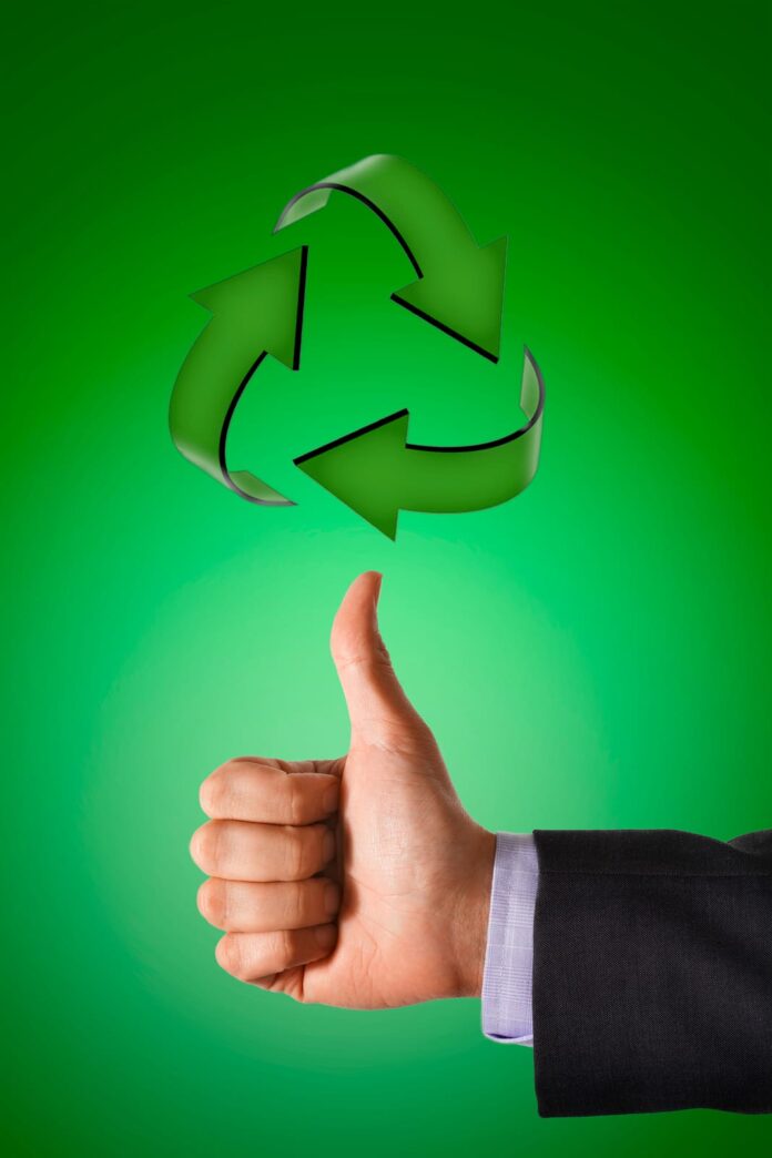 YAYIMAGES-75468616_thumbs-up-for-recycling plásticos de un solo uso