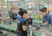 Baja la producción manufacturera en agosto: se produce menos, se trabaja menos, pero se paga un poco mejor