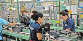 Baja la producción manufacturera en agosto: se produce menos, se trabaja menos, pero se paga un poco mejor