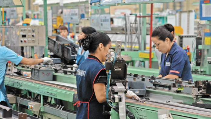 Baja la producción manufacturera en agosto: se produce menos, se trabaja menos, pero se paga un poco mejor Baja la producción manufacturera en agosto: se produce menos, se trabaja menos, pero se paga un poco mejor