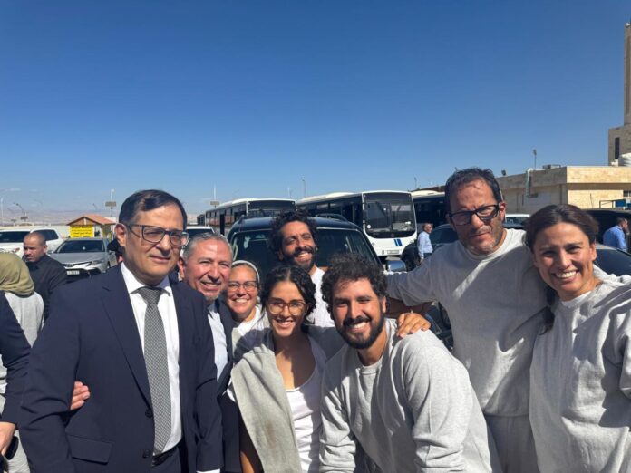 Objetivo cumplido: seis mexicanos regresan del conflicto en Gaza; denuncian maltrato incluso a embajador 