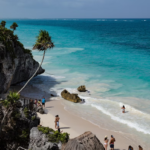 Black Friday Riviera Maya: guía honesta para aprovechar los descuentos sin perder el paraíso Imagínate: amanece en Playa del Carmen, el mar hace ruido bajito y la primera sombra en la arena es la de tu sombrero. “Black Friday Riviera Maya”